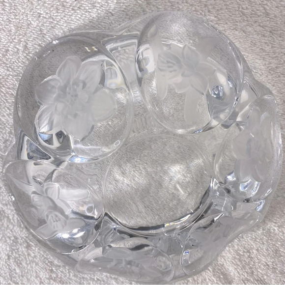 Vintage Round Clear Cut Glass With Frosted Textured Flowers Ashtray Trinket Dish - Picture 4 of 16
